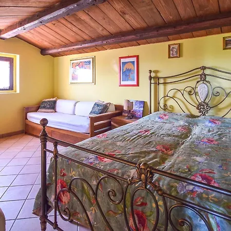 5 Bedroom Lovely In Holiday home Lucera